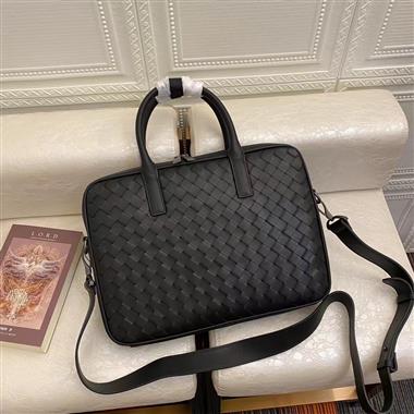 BOTTEGA VENETA   2023新款男生時尚休閒包 尺寸：36*26.5*5CM