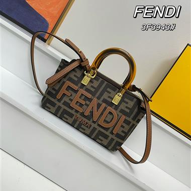 FENDI   2023新款女生時尚休閒包  尺寸：18.5*8.5*17CM