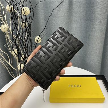 FENDI   2023新款男生時尚休閒包 尺寸：19-11-3CM