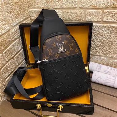 LOUIS VUITTON    2023新款男生時尚休閒包 尺寸：32×18×8CM