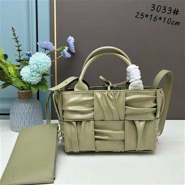 BOTTEGA VENETA   2023新款女生時尚休閒包 尺寸：25x16x10CM