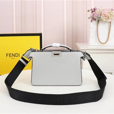 FENDI   2023新款女生時尚休閒包  尺寸：23×14.5×6CM