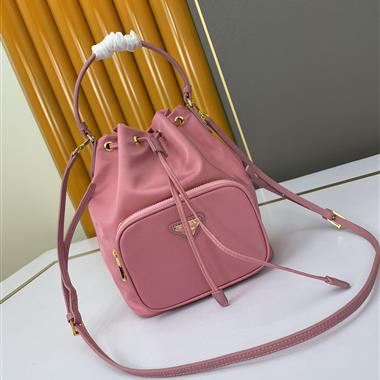 PRADA   2023新款女生時尚休閒包  尺寸：18*23*12CM