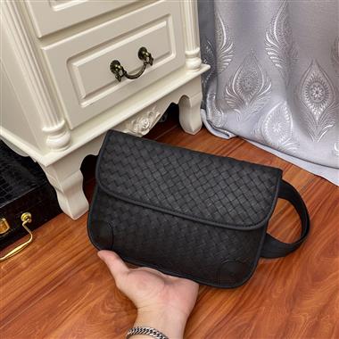 BOTTEGA VENETA   2023新款男生時尚休閒包 尺寸：26x18.5x4CM