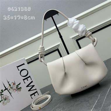 LOEWE   2024新款女生時尚休閒包  尺寸：25-17-8CM