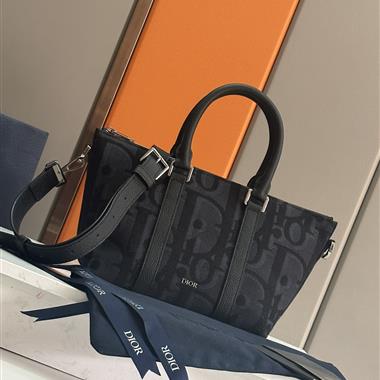 DIOR   2024新款女生時尚休閒包 尺寸：23*18.5*12CM