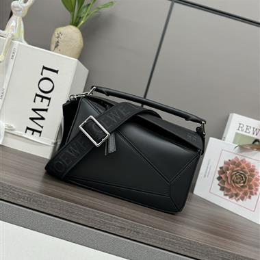 LOEWE   2024新款男生時尚休閒包 尺寸：24*10.5*16CM