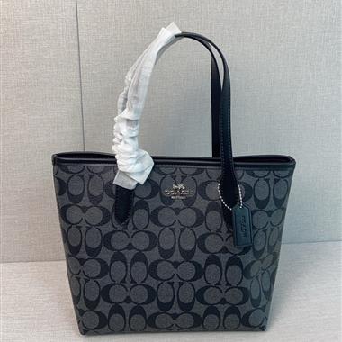 COACH  2024新款女生時尚休閒包 尺寸：22*20*6CM