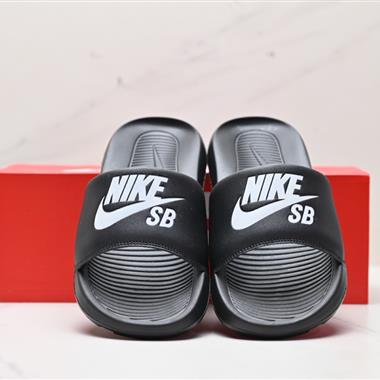 NIKE VICTORI ONE SLIDE 拖鞋
