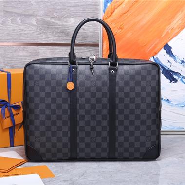 LOUIS VUITTON    2025新款男生時尚包包 尺寸：41 x 31 x 7CM