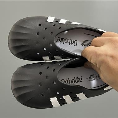 ADIDAS 醜萌洞洞一腳蹬兒童涼鞋