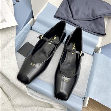 PRADA    2025新款女生休閒時尚鞋子