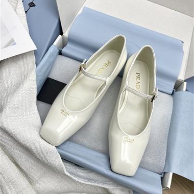 PRADA    2025新款女生休閒時尚鞋子