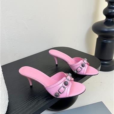 Balenciaga    2025新款女生休閒時尚鞋子