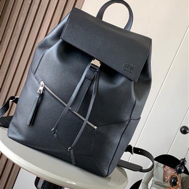 LOEWE   2025新款男生時尚包包  尺寸：33～44.5～16CM