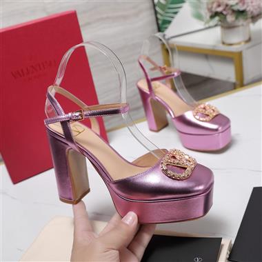 Valentino    2025新款女生休閒時尚鞋子