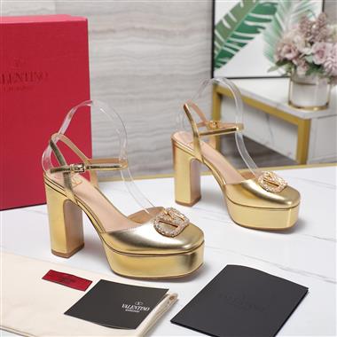 Valentino    2025新款女生休閒時尚鞋子