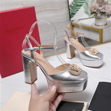 Valentino    2025新款女生休閒時尚鞋子