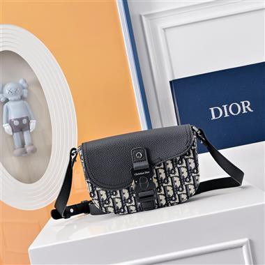 DIOR   2025新款男生時尚包包 尺寸：19.5 x 13 x 4.3CM