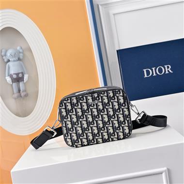DIOR   2025新款男生時尚包包 尺寸：17*12.5CM