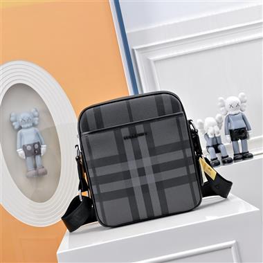 BURBERRY   2025新款男生時尚包包 尺寸：26*24*7CM