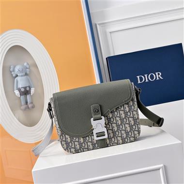 DIOR   2025新款男生時尚包包 尺寸：23 x 18 x 6CM