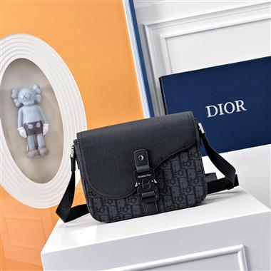 DIOR   2025新款男生時尚包包 尺寸：23 x 18 x 6CM