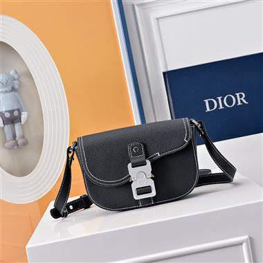 DIOR   2025新款男生時尚包包 尺寸：19.5 x 13 x 4.3CM