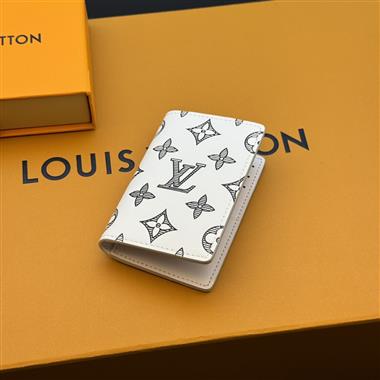 LOUIS VUITTON   2025新款時尚包包 尺寸：7.5 x 11.1 x 1CM