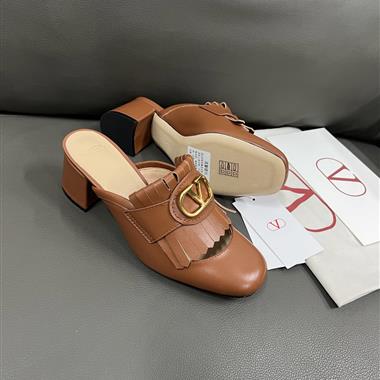 Valentino    2025新款女生休閒時尚鞋子