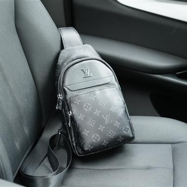 LOUIS VUITTON   2025新款男生時尚包包  尺寸：18x30x6CM