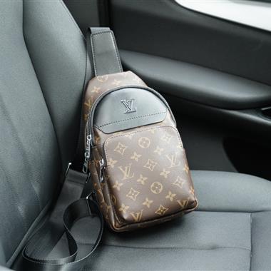 LOUIS VUITTON   2025新款男生時尚包包  尺寸：18x30x6CM