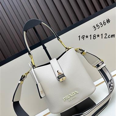 PRADA   2025新款女生時尚包包 尺寸：19*18*12CM