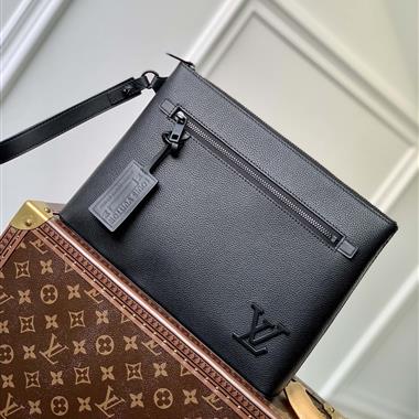 LOUIS VUITTON  2025新款男生時尚包包 尺寸：30 *22*5CM