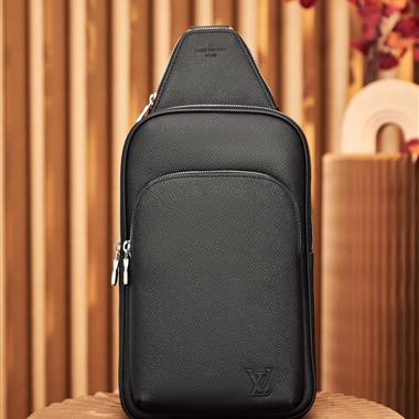 LOUIS VUITTON  2025新款男生時尚包包 尺寸：20*31*7CM