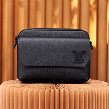 LOUIS VUITTON  2025新款男生時尚包包 尺寸：23.5x18x7CM
