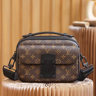 LOUIS VUITTON  2025新款男生時尚包包 尺寸：22*18*8CM