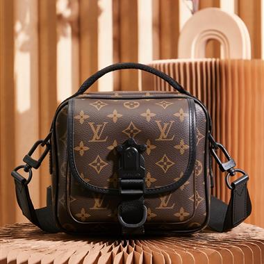 LOUIS VUITTON  2025新款男生時尚包包 尺寸：18x18x10CM