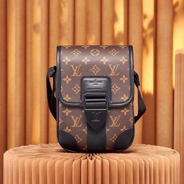 LOUIS VUITTON  2025新款男生時尚包包 尺寸：16x22x7CM