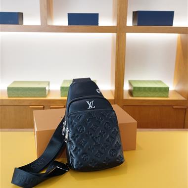 LOUIS VUITTON    2025新款男生時尚包包 尺寸：17x30x6CM