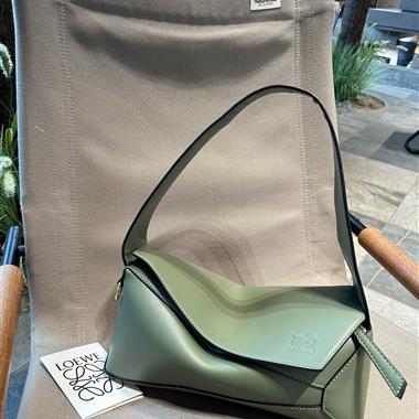 LOEWE   2025新款女生時尚包包 尺寸：26CM