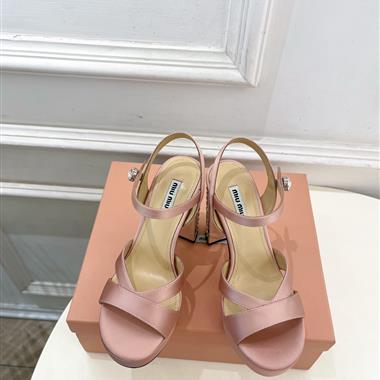 MIUMIU   2025新款女生休閒時尚鞋子