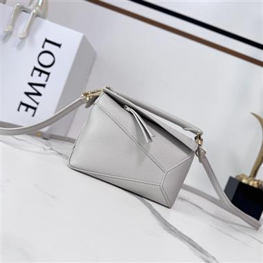 LOEWE   2025新款女生時尚包包 尺寸：18*12.5*8CM