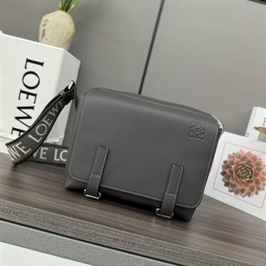 LOEWE   2025新款男生時尚包包 尺寸：24.5*18*10.5CM