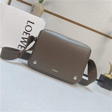 LOEWE   2025新款男生時尚包包 尺寸：23*18*9CM