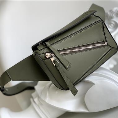 LOEWE   2025新款男生時尚包包 尺寸：18*12*7.5CM