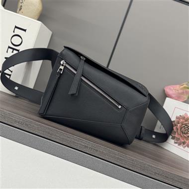 LOEWE   2025新款男生時尚包包 尺寸：24*16*10.5CM