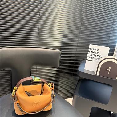 LOEWE   2025新款女生時尚包包 尺寸：17*15CM