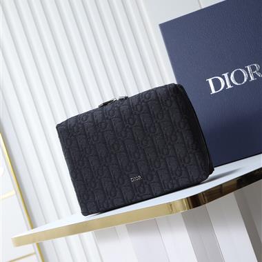 DIOR   2025新款男生時尚包包  尺寸：19 x 14 x 6CM