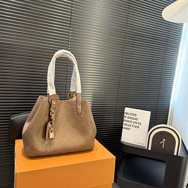 LOUIS VUITTON   2025新款女生時尚包包 尺寸：28*24CM